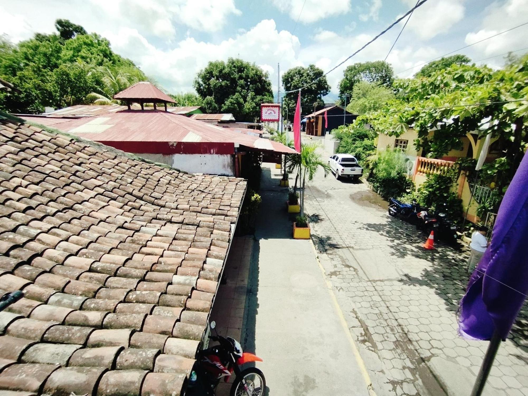 The Landing Hotel And Restaurant Moyogalpa Esterno foto