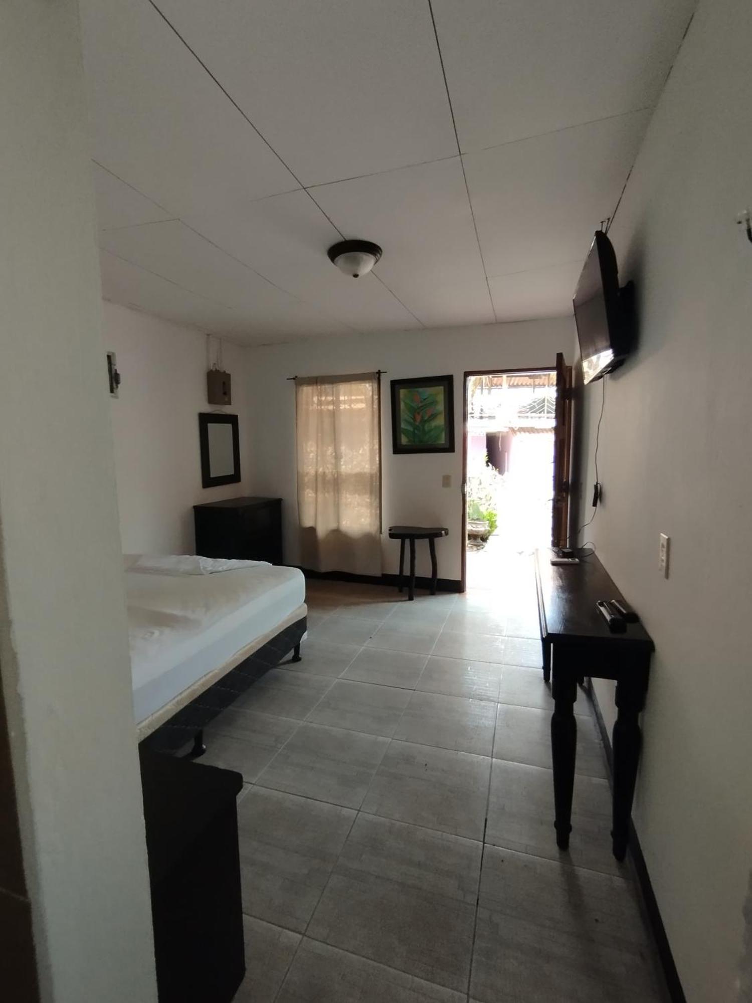 The Landing Hotel And Restaurant Moyogalpa Esterno foto