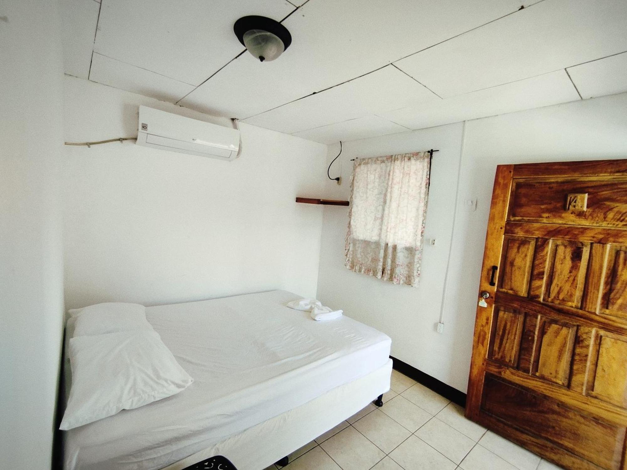 The Landing Hotel And Restaurant Moyogalpa Esterno foto