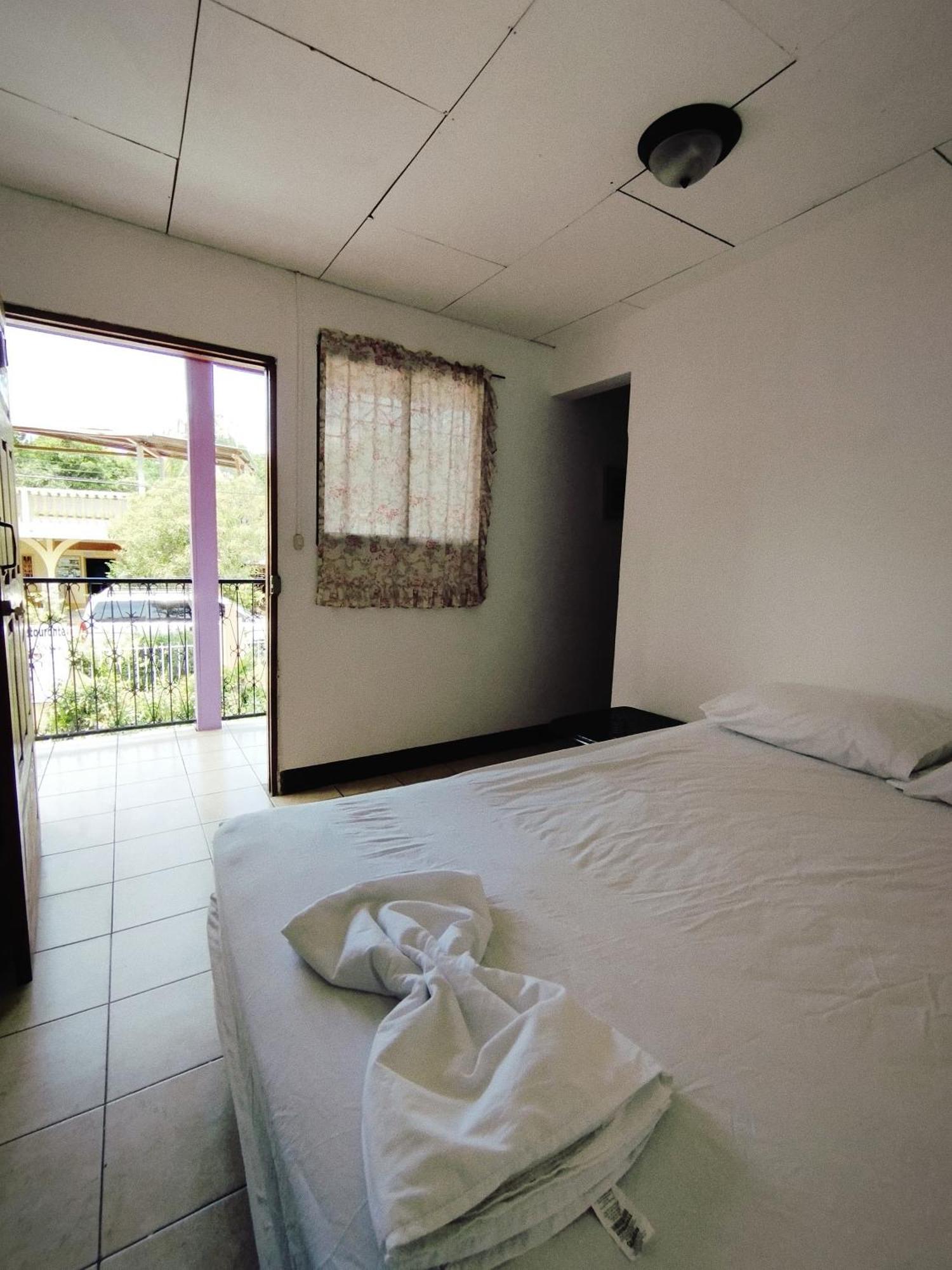 The Landing Hotel And Restaurant Moyogalpa Esterno foto